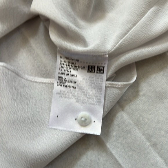 Uniqlo Light Grey Sleeveless Blouse Size Small. Pleated in the back - Picture 3 of 5